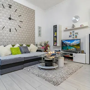 Apartment Grey Orchid - Studio, Budapest